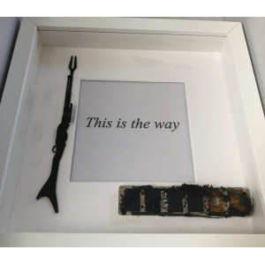 OPLE Arts picture frame Mandalorian Bounty Hunter This is the way Prop rankbar Weapon Blaster Model - Kopie - Kopie